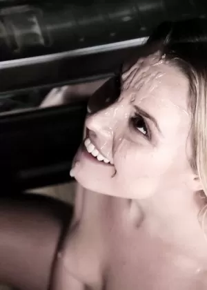 Молоденькая блондинка получает сперму на лицо после минета от первого лица