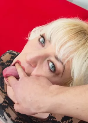 Любительская цыпочка Curvy Claire и ее подружки сосут член на коленях