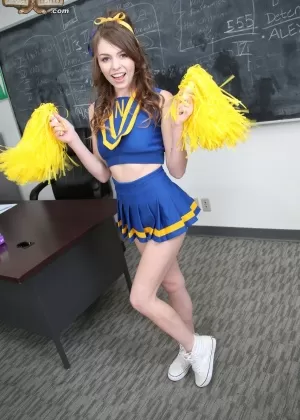 Белая болельщица трахается из киски в рот с чернокожим мужчиной в классе