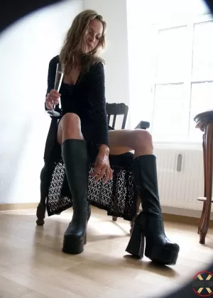 Сексуальная блондинка сладкая Кэти орудует хлыстом, одетая в черные сапоги