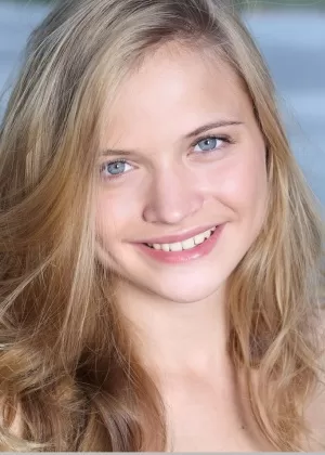 Молодая блондинка Линден А показывает свои половые губы бабочки во время обнаженных поз у воды