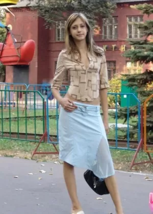 Кавказская цыпочка принимает крайне необходимую мочу в лесистом месте