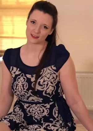 Британская любительница скачет на секс-игрушке в подвязках и чулках