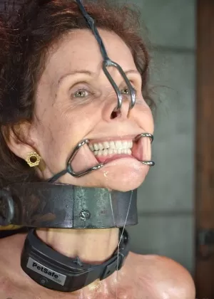 Зрелые женщины Эмма Эмма Хейз полностью унижены в подземелье