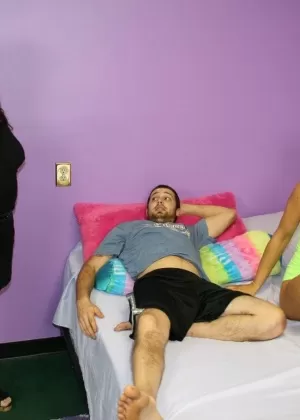 Миниатюрная молоденькая Лили занимается сексом с двумя своими парнями одновременно