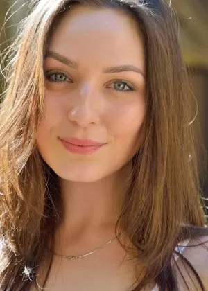 Молодая красотка в короткой юбке и на каблуках раздевается догола для публичной прогулки шлюхи