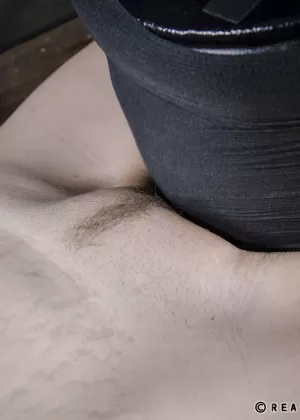 Сдержанная рыжеволосая Вайолет Монро терпит пытки в подземелье