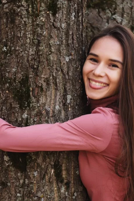 Милая русская девушка Леона Миа ест мороженое в ле 15