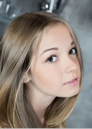 Гламурная блондинка демонстрирует бритую молодую киску и маленькую грудь