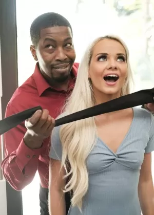 Бледная цыпочка идет из жопы в рот с массивным черным членом