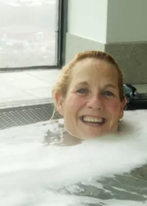 Пожилая толстушки с вьющимися рыжими волосами принимает участие в групповухе на кровати