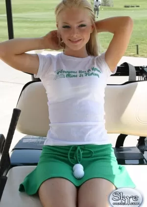 Симпатичная блондинка Скай модель демонстрирует свои хлопчатобумажные трусики на поле для гольфа