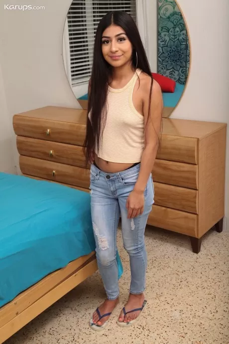 Длинноволосая латиноамериканка Бинки Баэз теребит пальцами свою киску во время своего дебюта о 1