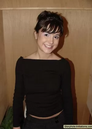 Горячая блондинка бизнесвумен Синди Доллар сосет член через проститутку