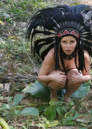 Голая девушка Кэсси Файр щеголяет в головном уборе, делая минет в лесу
