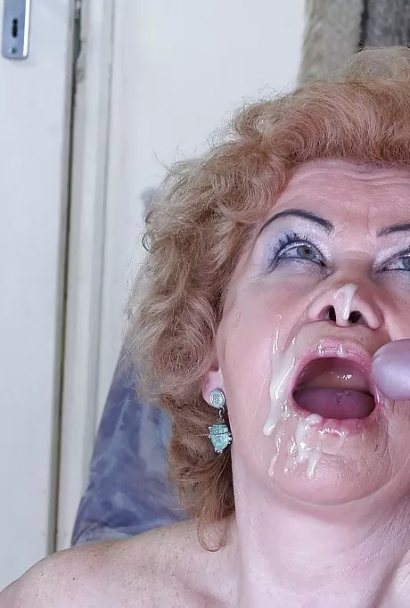 Кудрявая бабуля с волосатой пиздой развлекается риммингом  16