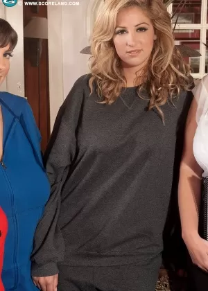 Возбужденные женщины с большими сиськами собираются вместе, чтобы показать свои сиськи и научиться доставлять удовольствие