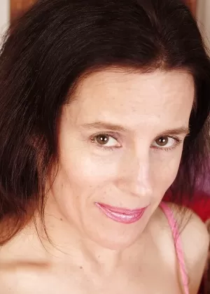 Пожилая грудастая любительница Блисс держит свои натуральные сиськи, чтобы кончить в режиме POV