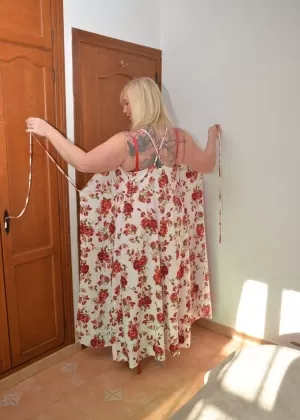 30-летняя блондинка Лора Ти раздевается догола после показа трусиков под юбкой