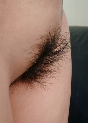 Худой новичок Старлингз раздвигает волосатую вагину на диване для мастурбации