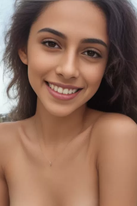 Голая худенькая модель брюнетка на пляже 5