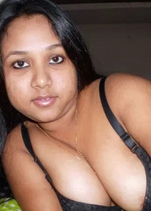 Застенчивая индийская девушка прячет свое лицо, показывая большие натуральные сиськи и киску