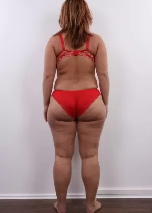 Рыжеволосая толстушки Фелисия Кловер дрочит свою большую задницу, прежде чем снять черное нижнее белье