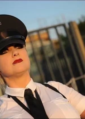 Милф порнозвезда с большими сиськами Данни Харвуд позирует в полицейской форме