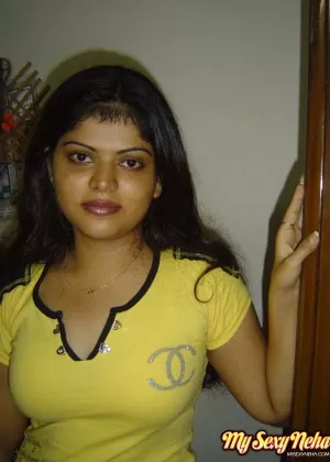 Толстая индийская любительница Веламма Бхабхи полностью раздевается в маске