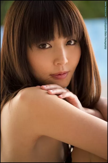 Красивая азиатская модель Марика Хасе принимает великолепные позы, снимая нижнее белье