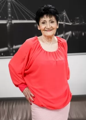 Грудастая блондинка Харизма Каппелли курит, пока ее трахают в подземелье