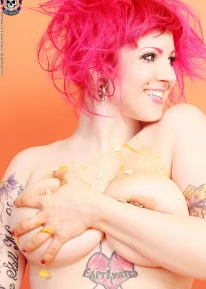 Толстая блондинка Ди Сирен надевает повязку на глаза, прежде чем сделать минет от первого лица