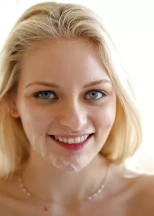 Симпатичная блондинка GF Alli Rae вылизала бритую киску перед тем, как оседлать член