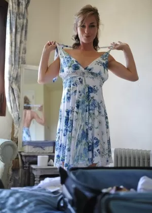 Красивая девушка Мелани Уолш сбрасывает свое платье, чтобы надеть бикини, демонстрируя свои сиськи 81642130