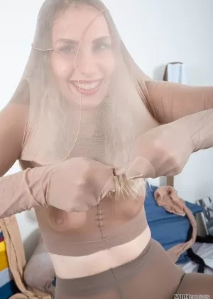 Шлюха Тиндра Фрост раздвигает свои ноги и киску в провокационных колготках