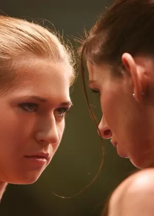 Блондинка Брэнди Лав ласкает свою задницу игрушками в игровой комнате