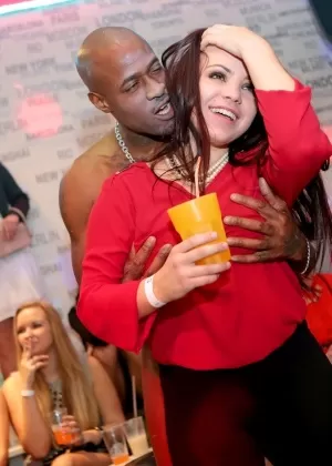 Молодая латиноамериканка морщит лицо, глотая сперму после принудительного отсоса