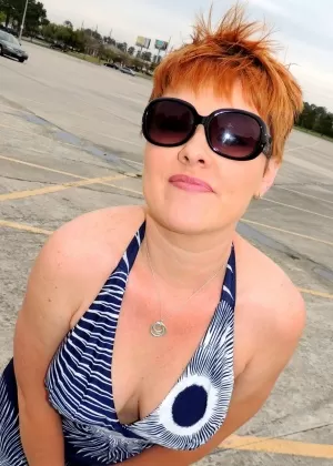 Любительница с короткими рыжими волосами Кали Дивайн делает минет в раздевалке