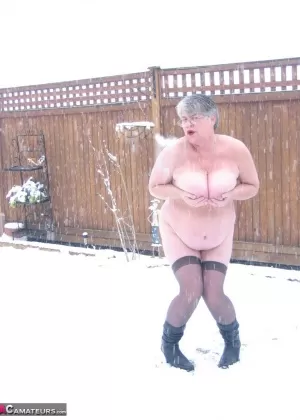 Непослушная бабуля Пояс Богини раздевается до чулок и сапог, пока идет снег