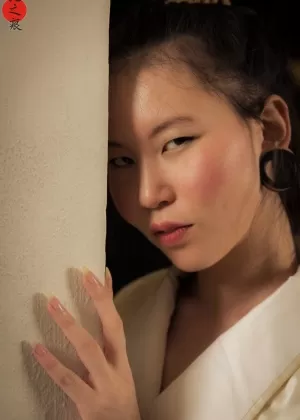 Женщины-секс-рабыни терпят пытки со стороны обнаженных женщин в подземелье