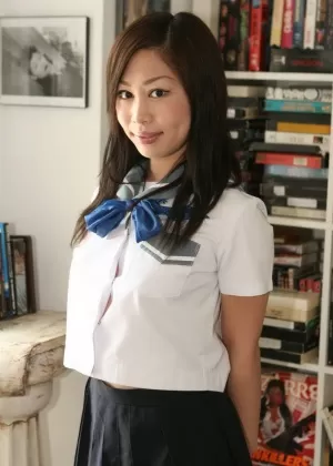 Любительская цыпочка Лаванда Рейн засовывает карандаши в свою киску в школьном наряде