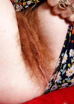 Волосатая любительница Роксана раздвигает свой рыжий бобер полотенцем на голове