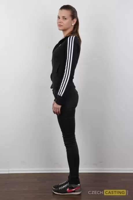 Симпатичная молоденькая Изабела полностью раздевается перед крупным планом своей попки