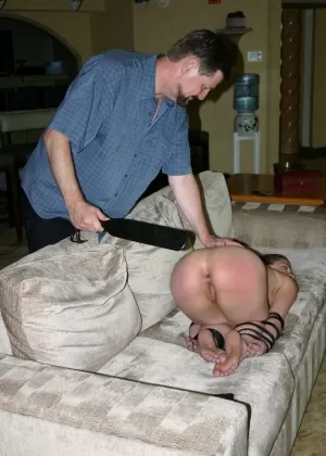 Голую женщину Тен Аморетт гладят по заднице, привязав руки к ногам