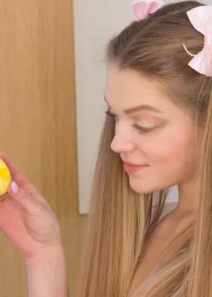 Кудрявая брюнетка Даника делает себе минет с парой бананов