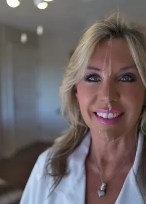 Домохозяйка средних лет Сандра Оттерсон дрочит член муженька для спермы на лице