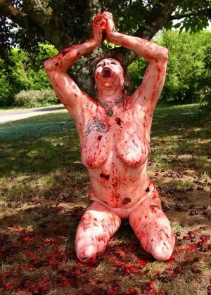 Грудастая горничная с темными волосами Дана Дирмонд берет его в задницу от своего работодателя