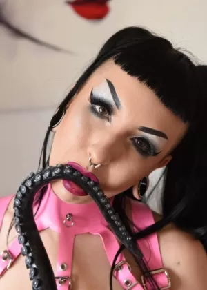 Милф шлюхи Мишель Мокрая Жасмин Уэбб в латексе на корточках сосут член с голой задницей