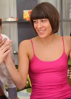 Молодая любительница делает двойное проникновение с черно-белыми парнями