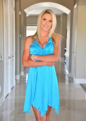 Блондинка любительница Шантель мастурбирует после того, как обнажила свои фальшивые сиськи